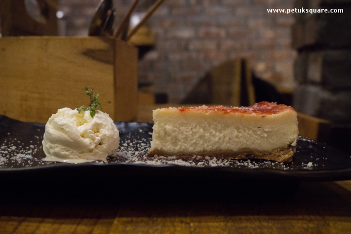 Cheesecake with Vanilla Icecream